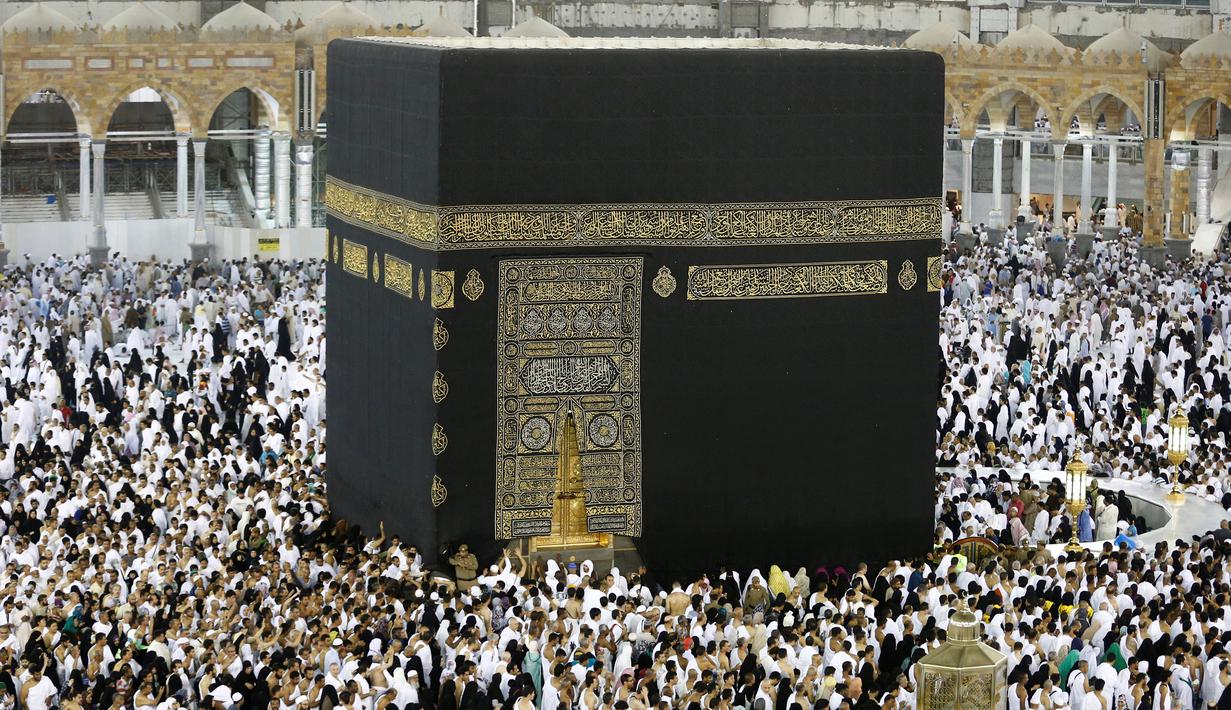 Ribuan jemaah muslim saat mengumandangkan doa sambil mengelilingi Kakbah selama bulan suci Ramadan di Masjidil Haram, Mekah, Arab Saudi, Rabu (8/6). (REUTERS/Faisal Al Nasser)