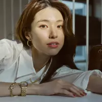 Intip bagaimana meniru gaya chic minimalis Ha Young dengan padu padan jam tangan yang tepat (Fossil)