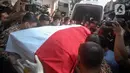 Jenazah almarhum Menpan RB Tjahjo Kumolo dinaikkan ke mobil ambulans untuk dibawa menuju Rumah Dinas Widya Candra dari Rumah Sakit Abdi Waluyo, Jakarta, Jumat (1/7/2022). Tjahjo Kumolo meninggal dunia di RS Abdi Waluyo karena sakit infeksi paru-paru yang diderita. (Liputan6.com/Faizal Fanani)