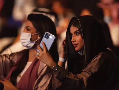 Penonton yang telah divaksinasi virus corona menonton penyanyi Saudi Mohammed Abdu di Super Dome yang baru dibangun, di Jeddah, Arab Saudi, Kamis (8/7/2021). Konser ini diselenggarakan Otoritas Hiburan Umum Saudi setelah kerajaan mencabut pembatasan virus corona pada acara di bulan Mei. (AP Photo/Am
