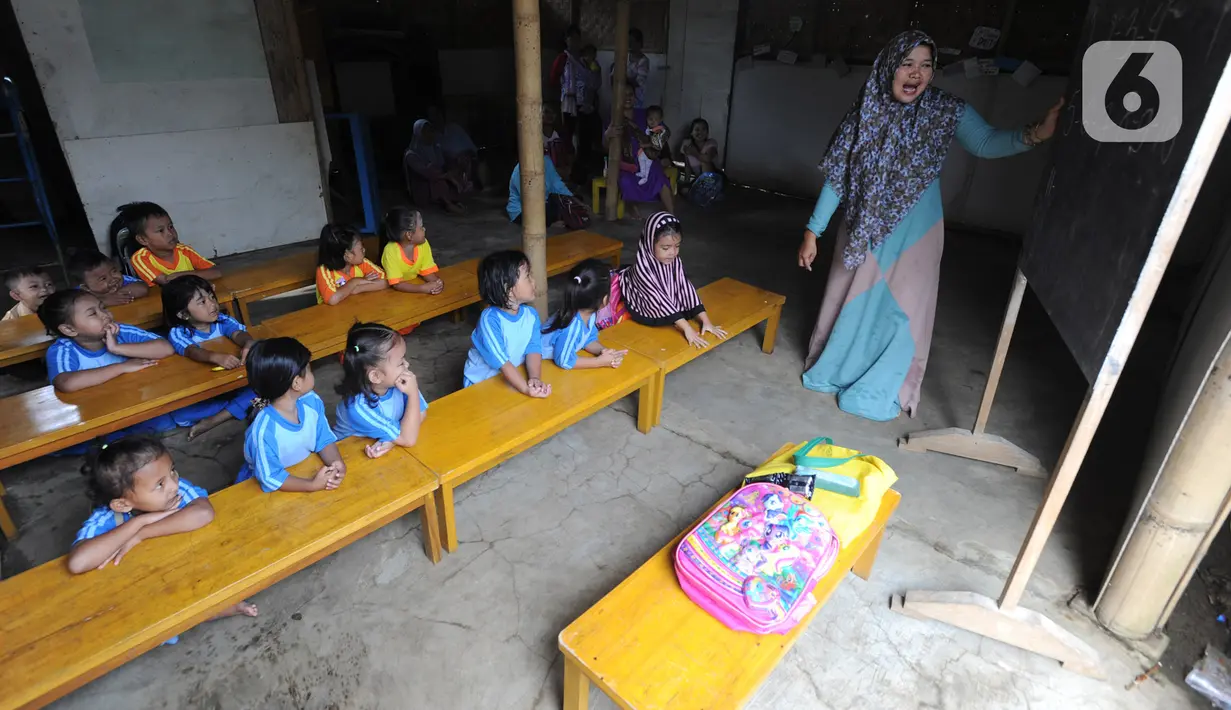 Murid-murid Pendidikan Anak Usia Dini (PAUD) Pelopor belajar di sebuah bangunan kelas tidak permanen di Desa Cibeuteung, Ciseeng, Bogor, Rabu (19/2/2020). Sudah sejak 2009, PAUD yang memiliki 30 murid ini belajar pada bangunan sederhana menumpang di tanah orang lain. (merdeka.com/Arie Basuki)