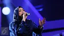 Penyanyi asal Malaysia, Siti Nurhaliza saat tampil di Konser Kemenangan D'Academy Asia 2 di Studio 5 Indosiar, Jakarta, Kamis (29/12). Siti juga menjadi komentator penampilan para finalis D2 Academy Asia. (Liputan6.com/Helmi Fithriansyah)