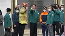 Presiden Korea Selatan Yoon Suk-yeol (tengah) mendengarkan penjelasan saat mengunjungi lokasi di mana ratusan orang tewas dan terluka di Seoul, Minggu (30/10/20220). Diketahui, dari 151 orang tewas dalam tragedi halloween di Itaewon, 19 lainnya merupakan warga negara asing dari negara-negara termasuk, Iran, Uzbekistan, Cina dan Norwegia. (AP Photo/Lee Jin-man)