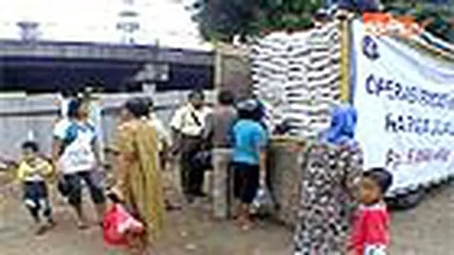Guna menekan tingginya harga beras, Bulog melakukan operasi pasar di beberapa lokasi di Jakarta. 