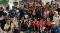 Anggota Himpuni mengadakan bakti sosial membantu warga korban banjir di Perumahan Kemang IFI, Kelurahan Jati Rasa, Jati Asih, Kota Bekasi, Jawa Barat, Minggu (12/1/2020). (Ist)