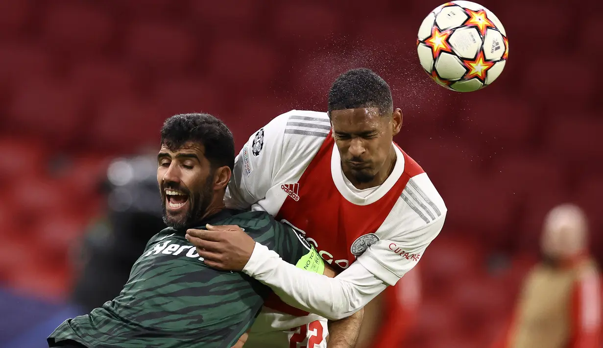 Sebastien Haller. Striker Pantai Gading berusia 28 tahun yang baru saja didatangkan Borussia Dortmund dari Ajax Amasterdam di bursa transfer musim panas 2022/2023 ini tercatat 2 kali dilatih oleh Erik ten Hag bersama 2 klub berbeda. Pertama, saat Erik ten Hag memegang FC Utrecht mulai 2015/2016 hingga tengah musim 2017/2018, ia dipermanenkan pada awal musim 2015/2016 setelah berstatus pinjaman selama setengah musim. Kedua, saat Erik ten Hag membesut Ajax mulai tengah musim 2017/2018 hingga akhir musim 2021/2022, ia didatangkan ke Ajax dari West Ham United pada tengah musim 2020/2021 dan akhirnya meninggalkan Ajax berbarengan dengan Erik ten Hag di akhir musim 2021/2022. (AFP/Kenzo Tribouillard)
