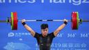 Lifter putra Indonesia, Rahmat Erwin Abdullah, saat beraksi di final 73 kilogram cabang angkat besi  Asian Games 2022 di Xiaoshan Sports Centre Gymnasium, Hangzhou, China, Selasa (3/10/2023). Total Rahmat Erwin mengumpulkan total angkatan 359kg. Torehan itu jadi rekor baru di Asian Games. (AP Photo/Louise Delmotte)