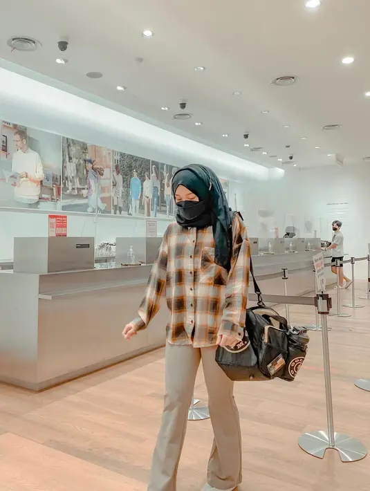 <p>Tartan kemeja juga merupakan salah satu pakaian yang wajib kamu miliki. (instagram/putridelinaa)</p>