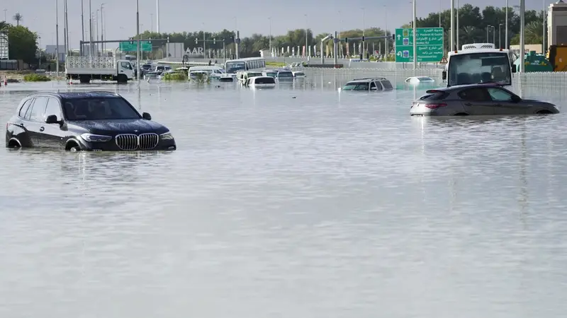 Kendaraan terbengkalai terendam banjir yang menutupi jalan utama di Dubai, Uni Emirat Arab. (AP)