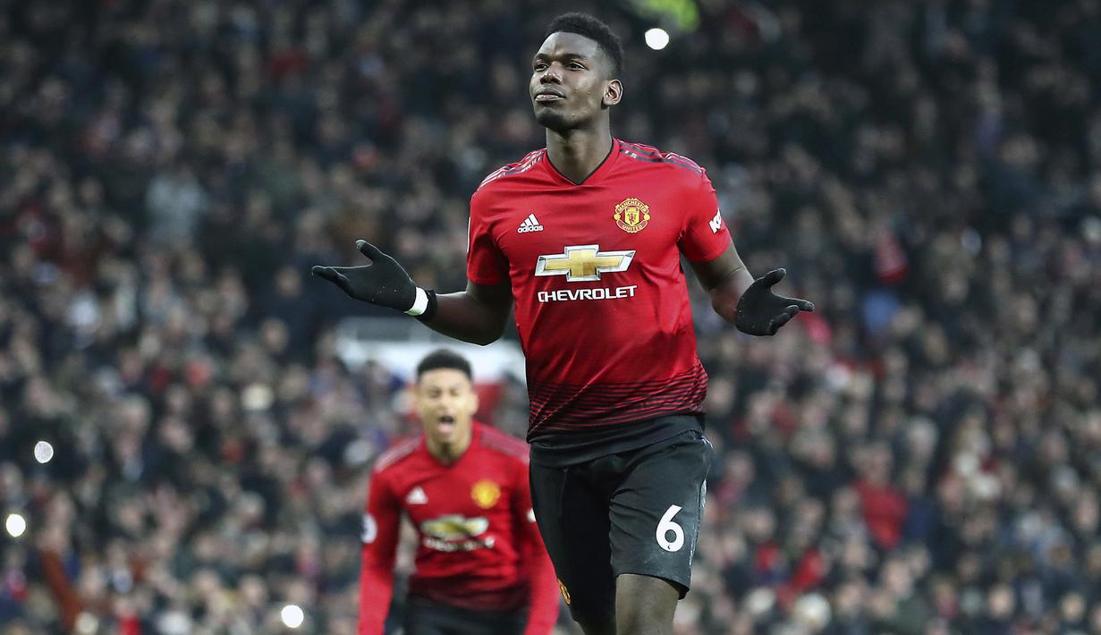 Gelandang Manchester United, Paul Pogba, melakukan selebrasi usai membobol gawang Brighton and Hove Albion  pada laga Premier League di Stadion Old Trafford, Sabtu (19/1). Manchester United menang 2-1 atas Brighton and Hove Albion. (AP/Martin Rickett)