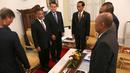 Delegasi FIFA-AFC saat bertemu Presiden Joko Widodo (tengah) di Istana Negara, Jakarta, Senin (2/11/2015). (Bola.com / Nicklas Hanoatubun)