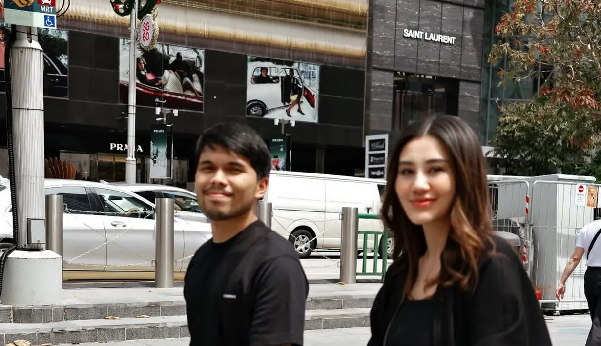 Sembari mendorong stroller, kali ini Aaliyah Massaid tampil serba hitam dengan tanktop dan jaket [@aaliyah.massaid]