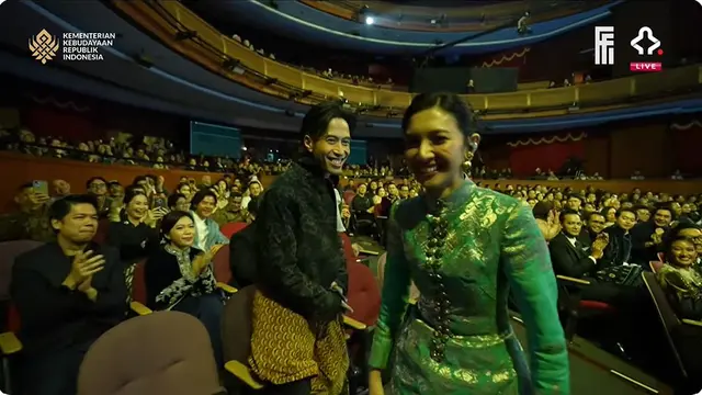 6 Potret Vidi Aldiano Temani Sheila Dara di FFI 2025, Terharu Istri Raih Piala Citra