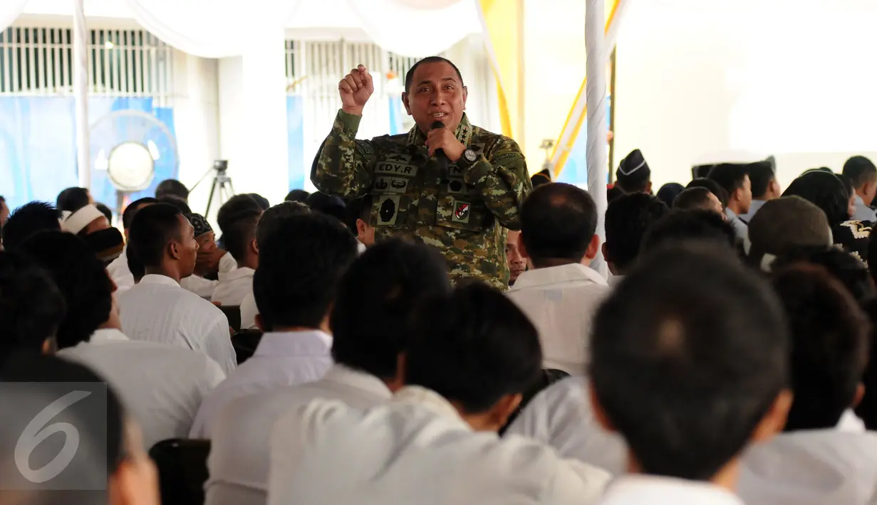 Pangkostrad, Letjen TNI Edy Rahmayadi saat memberikan kuliah umum kebangsaan bagi warga binaan di Rutan Kelas 1 Salemba Jakarta, Rabu (30/12/2015). Kuliah umum ini untuk membangkitkan semangat kejuangan warga binaan. (Liputan6.com/Helmi Fithriansyah)