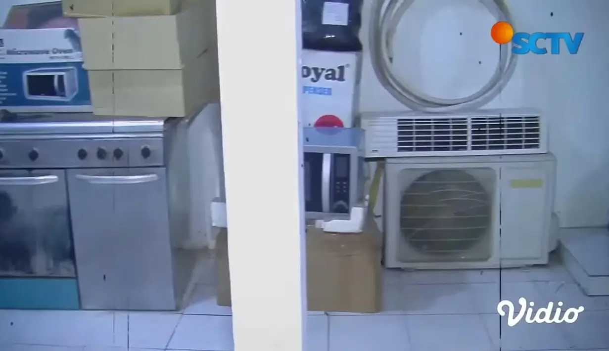 Meski belum beroperasi, di dalam masih terdapat ac dan berbagai barang lainnya untuk penunjang rumah singgah. [foto: YouTube/SCTV]