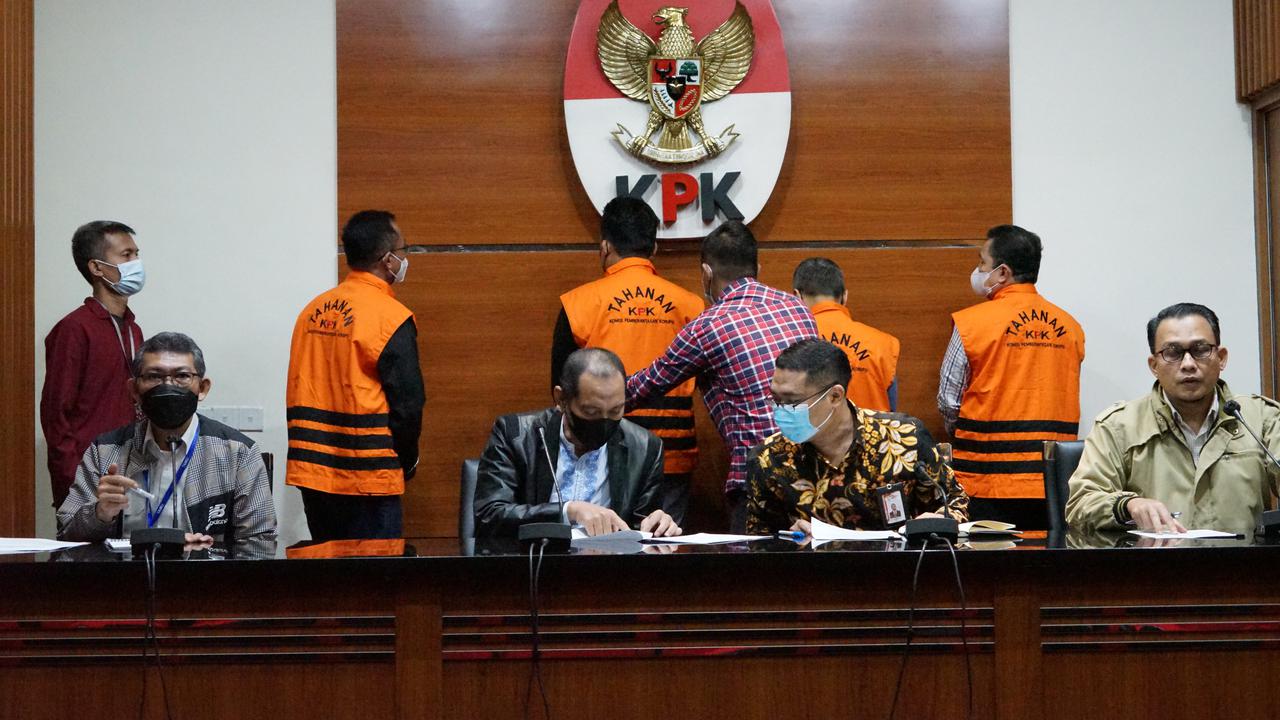 KPK menetapkan Rektor Unila Karomani dan tiga orang lainnya sebagai tersangka dugaan suap penerimaan mahasiswa baru. (Sumber Foto: KPK)