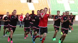 Pemain keturunan Indonesia, John Heitinga, dan kawan-kawannya memberikan applaus kepada puluhan pendukungnya yang menyaksikan sesi latihan Ajax di Stadion Ernst Happel, Wina, Austria. (Bola.com/Reza Khomaini)