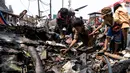 Sejumlah anak mencari barang yang masih bisa terpakai dari sisa kebakaran yang melanda kawasan Pasar Gembrong, Jakarta, Rabu (5/8/2015). Kebakaran yang terjadi pada Selasa (4/8) lalu membakar sekitar 25 rumah dan toko mainan. (Liputan6.com/Yoppy Renato)
