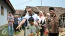 Zulkifli Hasan mengajak bermain anak-anak yang berada di dekat tempat tinggalnya di Desa Pisang, Kecamatan Penengahan, Kabupaten Lampung Selatan (17/3). Zulkifli menyapa teman bermainnya sewaktu kecil di kampung halaman. (Liputan6.com/Yoppy Renato)