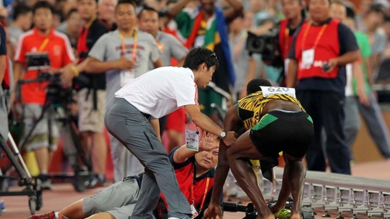 Insiden lucu Usain Bolt tertabrak kameramen usai juara lari 200 M