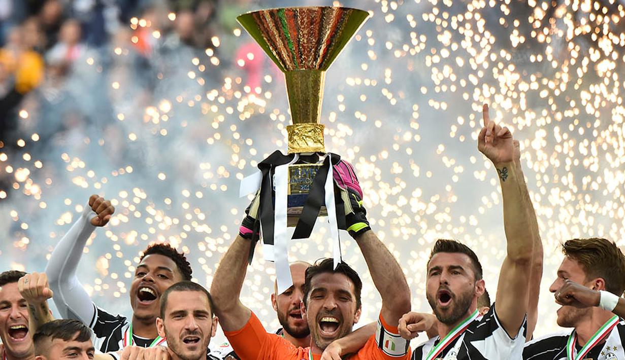Kiper yag juga kapten Juventus, Gianluigi Buffon, mengangkat piala Serie A Italia yang disambut teriakan para rekan setimnya. (AFP/Giuseppe Cacace) 