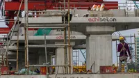 Pekerja menyelesaikan pembangunan jalur kereta ringan atau LRT Jabodebek rute Cawang-Dukuh Atas di Cawang, Jakarta, Senin (29/4/2019). Menurut PT Adhi Karya selaku kontraktor pelaksana proyek LRT, pembangunan jalur LRT mencapai 47,95 persen (data per akhir Maret 2019). (Liputan6.com/Johan Tallo)