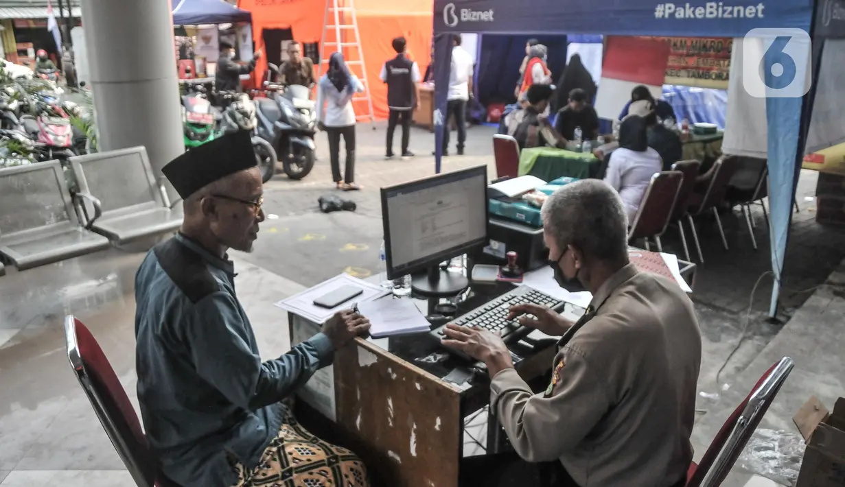 Warga korban kebakaran mengurus surat yang terdampak kebakaran di Kantor Kelurahan Jembatan Lima, Tambora, Jakarta Barat, Rabu (27/7/2022). Kebakaran yang terjadi pada Selasa (26/7/2022) dini hari tersebut sedikitnya menghanguskan 48 rumah di RT 04 dan 05, RW 08 Kelurahan Jembatan Lima dan memaksa 75 KK yang terdiri atas 300 jiwa kehilangan tempat tinggal. (merdeka.com/Iqbal S Nugroho)