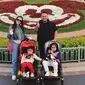 Momo Geisha dan keluarga jalan-jalan ke Disneyland Tokyo. (Dok: Instagram @therealmomogeisha)