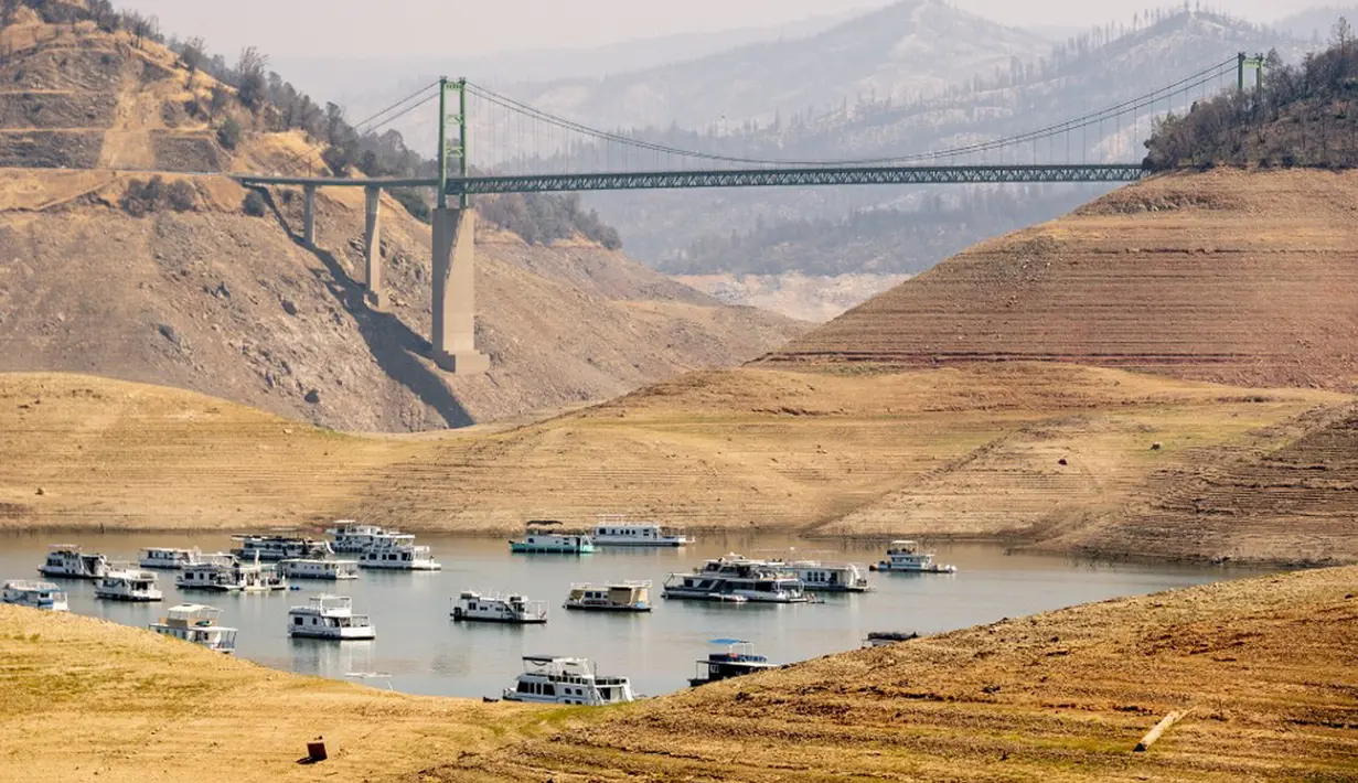 Rumah perahu berada di Danau Oroville yang surut di Oroville, California, Amerika Serikat, 5 September 2021. Danau Oroville saat ini hanya memiliki kapasitas air sebanyak 23 persen dan mengalami kekeringan ekstrem. (JOSH EDELSON/AFP)