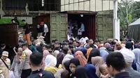 Presiden Prabowo Subianto memberikan ribuan paket sembako kepada masyarakat menjelang Hari Raya Idulfitri 1446 Hijriah, Selasa (25/3/2025). (Dok. Istimewa)