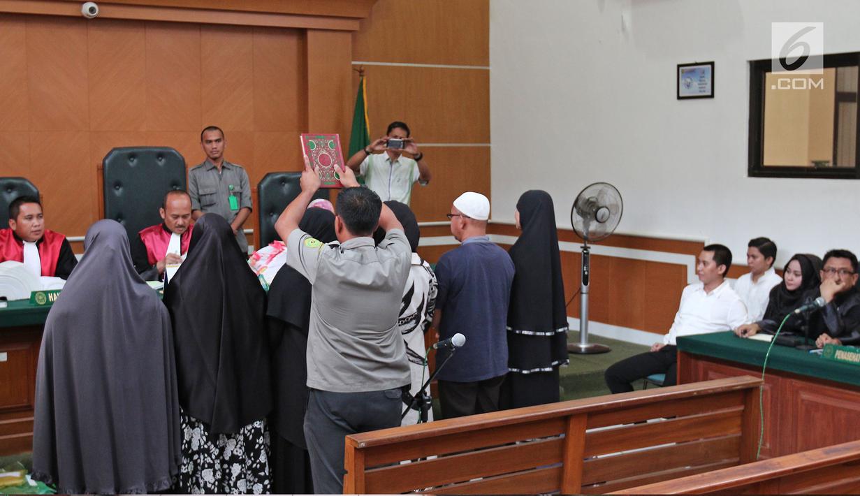 Para saksi diambil sumpahnya sebelum menjalani sidang lanjutan kasus penipuan biro perjalanan umrah First Travel di Pengadilan Negeri Depok, Senin (5/3). Enam saksi berasal dari kolega bisnis ketiga terdakwa bos First Travel. Liputan6.com/Herman Zakharia)