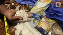 Warga menunjukkan beras diduga bansos presiden di kawasan Kampung Serab, Sukmajaya, Depok, Jawa Barat, Rabu (3/8/022). Dari berita acara pemendaman, diketahui beras yang dikubur sebanyak 3.675 kg atau 289 karung. (merdeka.com/Arie Basuki)