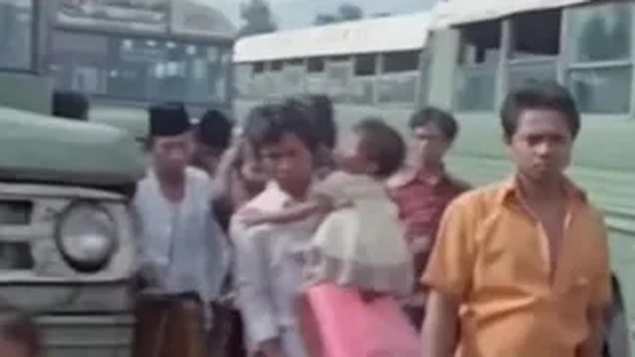 Tak hanya itu, gaya berpakaian masyarakatnya pun khas dengan gaya tahun 80-an.