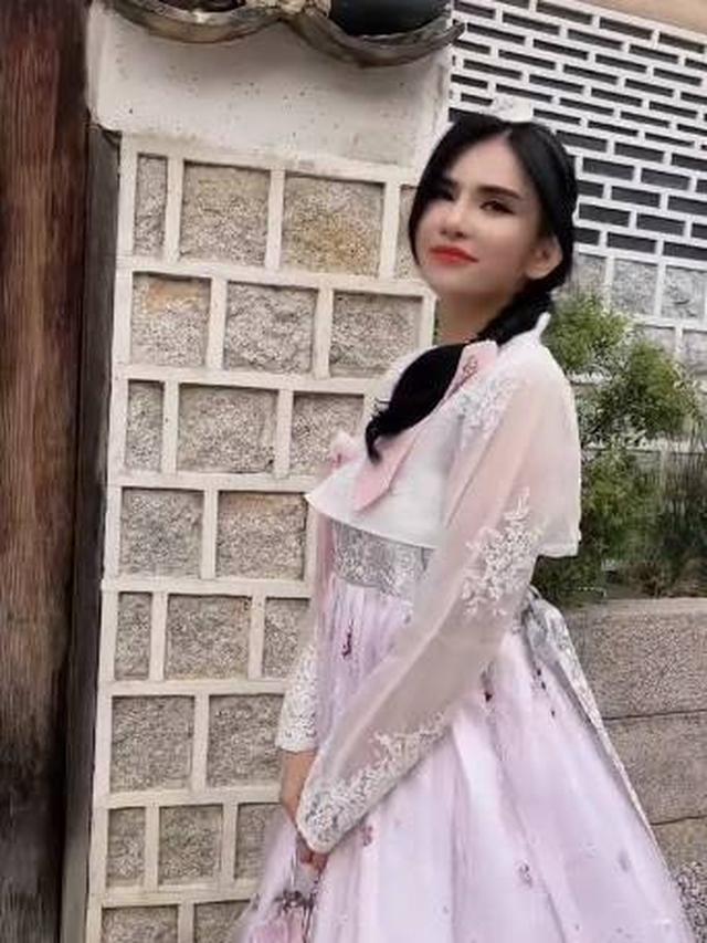 7 Potret Maria Vania Tampil Elegan Pakai Hanbok saat Liburan ke Korea Selatan