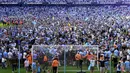 Para suporter memasuki lapangan setelah berakhirnya laga antara Manchester City menghadapi Chelsea pada laga lanjutan pekan ke-37 Liga Inggris 2022/2023 di Etihad Stadium, Manchester (21/5/2023). (AP Photo/Jon Super)
