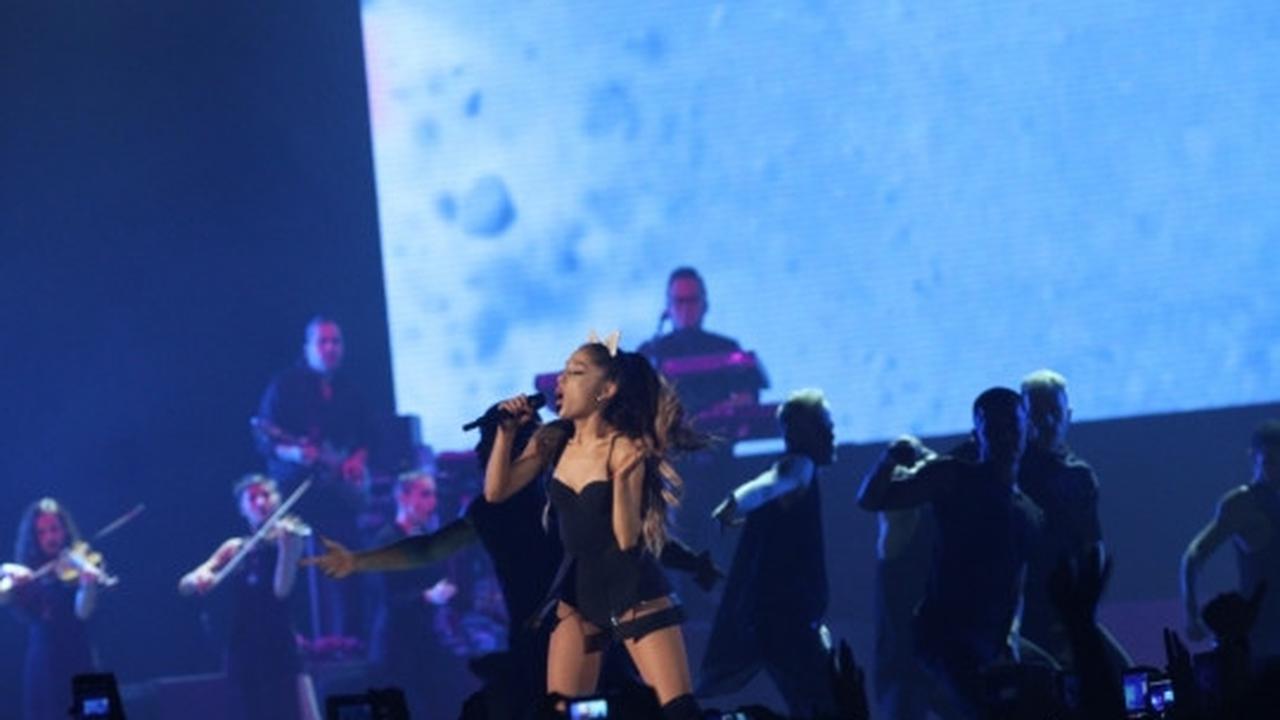 Aksi seksi Ariana Grande di konser The Honeymoon Tour