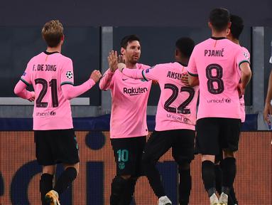 Pemain Barcelona merayakan gol yang dicetak Lionel Messi ke gawang Juventus pada laga lanjutan Liga Champions 2020/2021 di Allianz Stadium, Kamis (29/10/2020) dini hari WIB. Barcelona menang 2-0 atas Juventus. (AFP/Marco Bertorello)