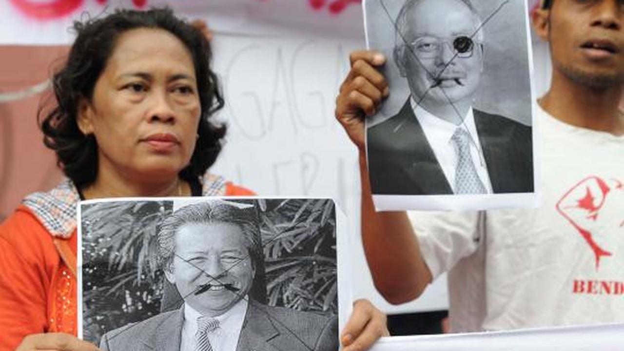 Pengunjuk rasa yang tergabung dalam Aktivis Bendera membakar  bendera  