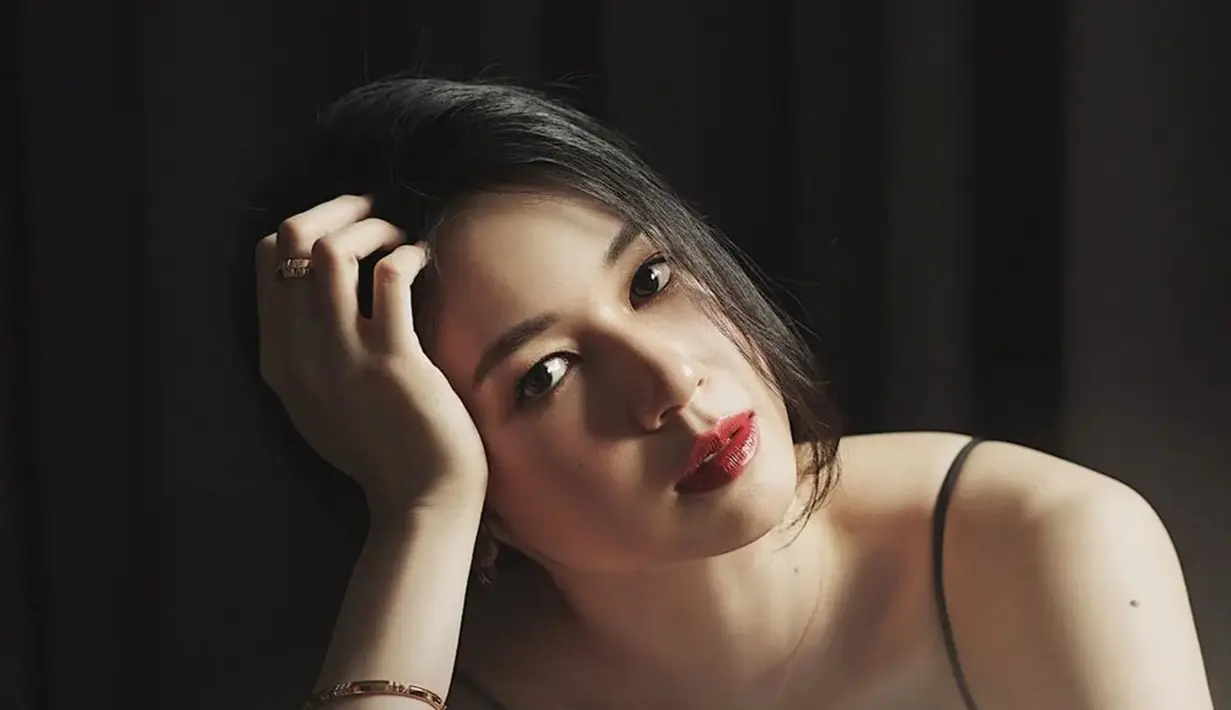 Meski sudah berusia 34 tahun dan dikaruniai anak, tak dipungkiri jika Laura Basuki tetap terlihat bak ABG. Menilik dari laman Intagramnya, Laura Basuki sering poles wajahnya dengan makeup bold dengan lipstik warna merah. Artis kelahiran Jerman ini terlihat berbeda ketika memoles bibirnya dengan lipstik warna bold. (Liputan6.com/IG/laurabas)