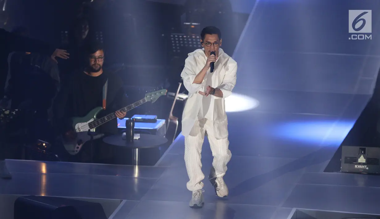 Penampilan penyanyi Afgansyah Reza atau Afgan saat menggelar konser bertajuk Dekade di Istora Senayan, Jakarta, Jumat (8/8/2019). Konser ini juga menjadi perpisahan Afgan dengan para fans di Indonesia sebelum vakum selama kurang lebih satu tahun. (Liputan6.com/Angga Yuniar)
