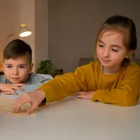 Mengajarkan anak mengenali dan mengelola emosinya bukan hanya soal membuat mereka berhenti menangis atau marah. Lebih dari itu, kemampuan mengatur emosi adalah fondasi penting bagi tumbuh kembang mental, sosial, dan akademik anak. (foto/dok: freepik)