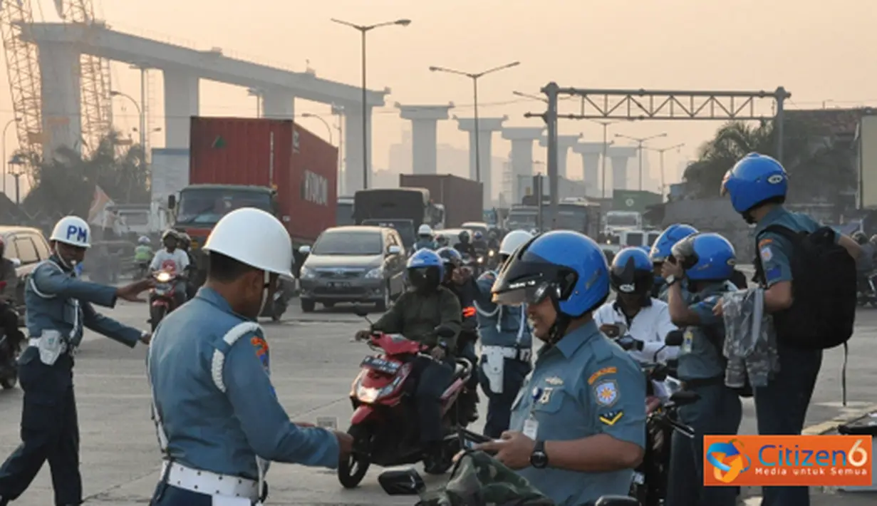 Citizen6, Jakarta: Dinas Provos Komando Lintas Laut Militer menggelar operasi Gaktib gabungan di depan dan di dalam Mako Kolinlamil, Jalan Raya Pelabuhan Pos IX, Tanjung Priok, Jakarta, Rabu (27/06). (Pengirim: Kadispen Kolinlamil).
