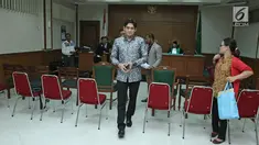 Pesinetron dan anggota DPR, Lucky Hakim meniggalkan ruangan usai menjalani sidang di Pengadilan Agama Jakarta Selatan, Rabu (06/09). Pengadilan Agama Jakarta Selatan mengabulkan permohonan cerai Lucky Hakim atas Tiara Dewi. (Liputan6.com/Herman Zakharia)