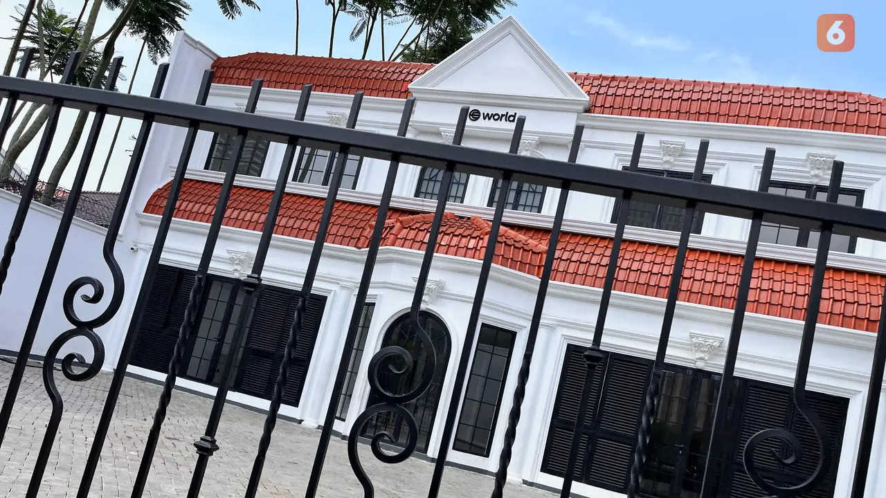 Kantor World di Senayan Jakarta tutup dan berhenti beroperasi. Liputan6.com/Reanthonio Oktovier Sinanu