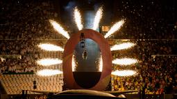 Aaron Wheelz, atlet kursi roda ekstrim beraksi melewati lingkarang kembang api tanda Pembukaan Paralimpik Rio 2016 di  Stadion Maracana, Rio de Janeiro (7/8/2016).  (AFP/OIS/IOC/Bob Martin for OIS)