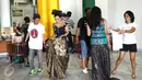 Model bersiap menjalani pemotretan usai mengenakan kostum di Taman Prasasti, Jakarta, Minggu (20/12/2015). Girls Generation Models Photography mengadakan photo hunting serentak di 16 kota di Indonesia. (Liputan6.com/Yudha Gunawan)