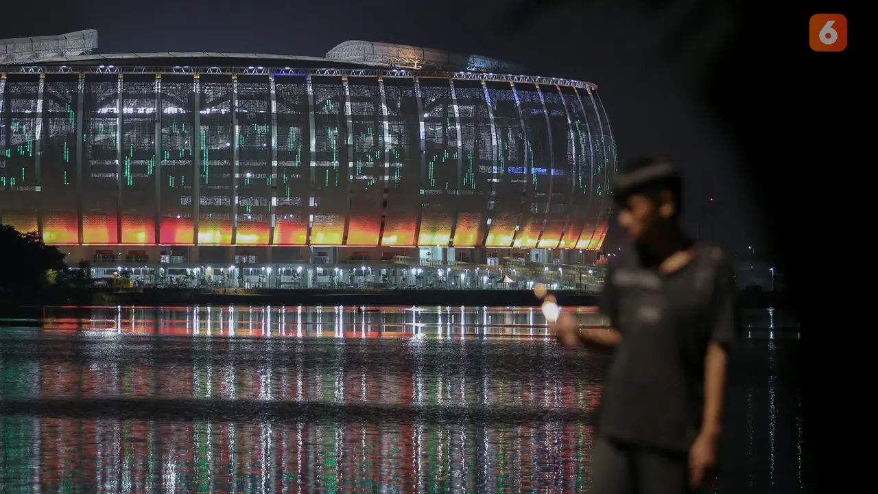 Foto: Menikmati Keindahan Jakarta International Stadium yang Bermandikan Cahaya dari Danau Cincin