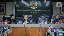 Wakil Ketua Mahkamah Kehormatan Dewan (MKD) DPR RI selaku pimpinan sidang, Trimedya Panjaitan (kedua kiri), didampingi pimpinan lainnya Habiburokhman (kedua kanan) dan Maman Imanul (kiri) memimipin jalannya sidang putusan dugaan pelanggaran etik dari anggota Komisi I Effendi Simbolon terkait ucapannya "TNI seperti gerombolan" di Kompleks Parlemen, Senayan, Jakarta, Kamis (15/9/2022). Dalam sidang tersebut, MKD DPR memutuskan untuk menghentikan kasus aduan terkait ucapan dari Effendi Simbolon. (Liputan6.com/Angga Yuniar)