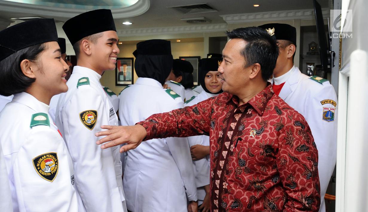 Menpora Imam Nahrawi (kanan) berbincang dengan anggota Paskibraka di Kemenpora, Jakarta, Jumat (18/8). Tim Paskibraka melakukan kunjungan ke ruang kerja Menpora. (Liputan6.com/Helmi Fithriansyah)