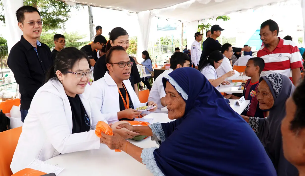 Direktur Hero Supermarket Tbk,Stefeanus Mulianto menyaksikan pemeriksaan kesehatan kepada warga terdampak gempa bumi di Mataram, NTB, Rabu (15/8). PT Hero Supermarket Tbk memberikan bantuan dan dukungan. (Liputan6.com/HO/Eko)